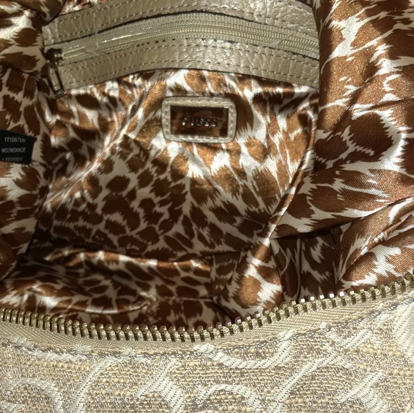 Guess purse - Picture 3 of 4